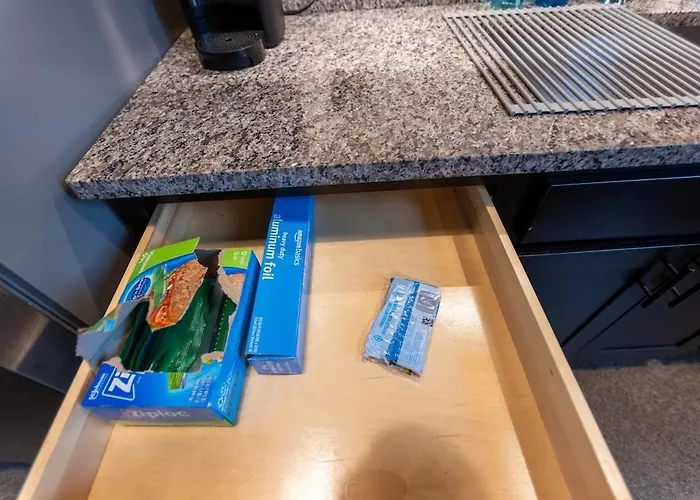 Apartment Steps 2 Everything! - King Bed - Amazing Roof And Gym Pittsburgh