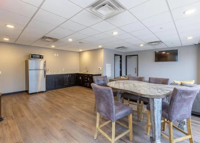 Steps 2 Everything! - King Bed - Amazing Roof And Gym *