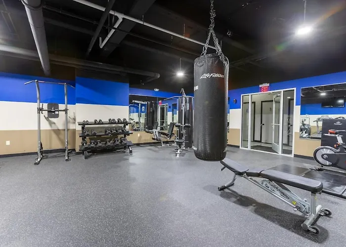 Apartment Steps 2 Everything! - King Bed - Amazing Roof And Gym Pittsburgh